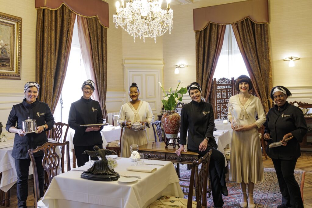 La cheffe Chantell Dartnall entourée de son équipe dans la salle du restaurant Mosaic