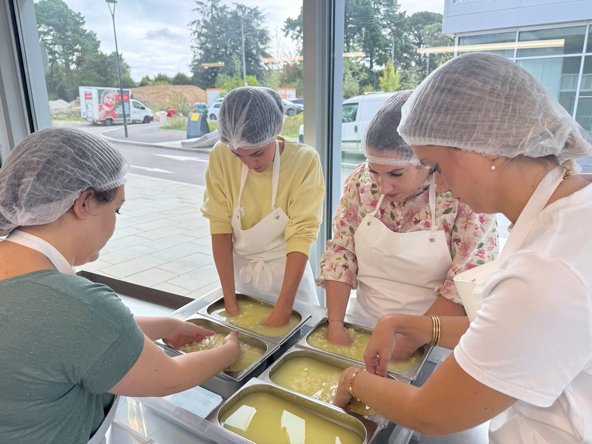 Atelier fabrication fromage Rennes Laiterie rennaise