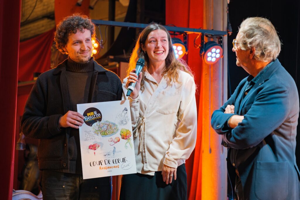 Le chef Olivier Roellinger remet le prix coup de coeur restaurant du guide Pur Beurre à Jozy, un couple rennais qui a ouvert son restaurant rue Vasselot