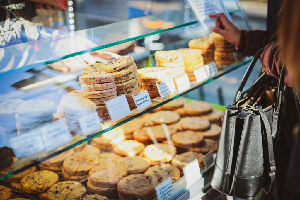Cliente choisit des cookies dans la devanture de Big Cookies à Rennes