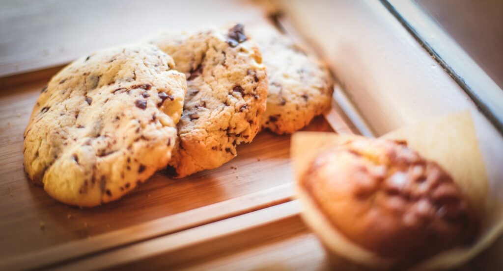 Délicieux cookies, les fameux biscuits aux pépites de chocolat dans une boulangerie à Rennes