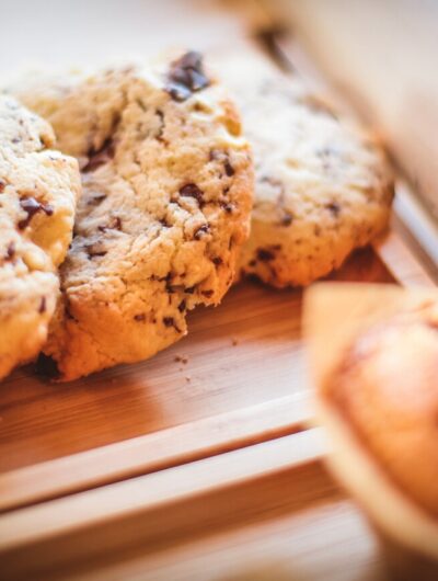 Délicieux cookies, les fameux biscuits aux pépites de chocolat dans une boulangerie à Rennes