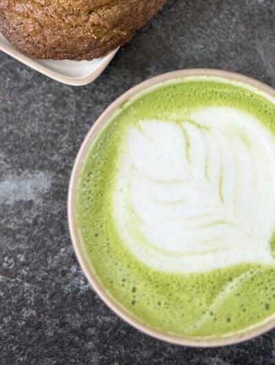 Thé matcha vue d'en haut accompagné de son cookie