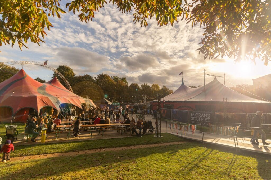 Chapiteaux de concerts du festival le Grand Soufflet au Thabor