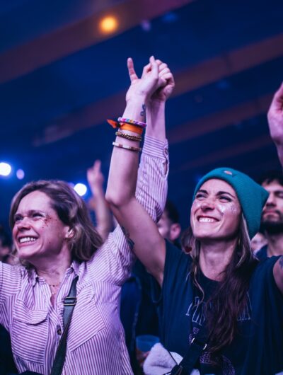 Festivaliers pendant un concert aux Trans Musicales de Rennes