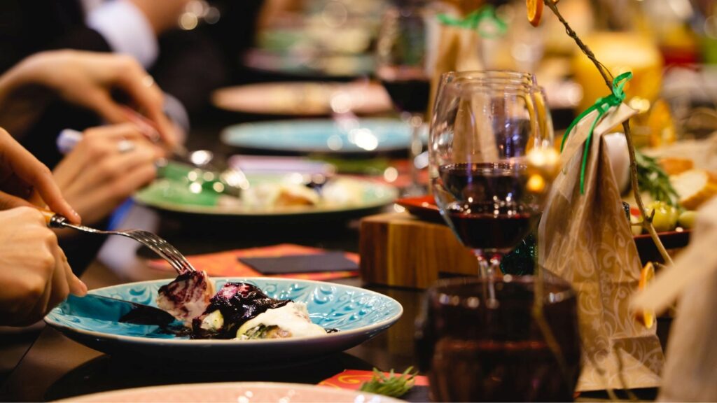 Table de restaurant avec plusieurs assiettes