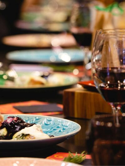Table de restaurant avec plusieurs assiettes