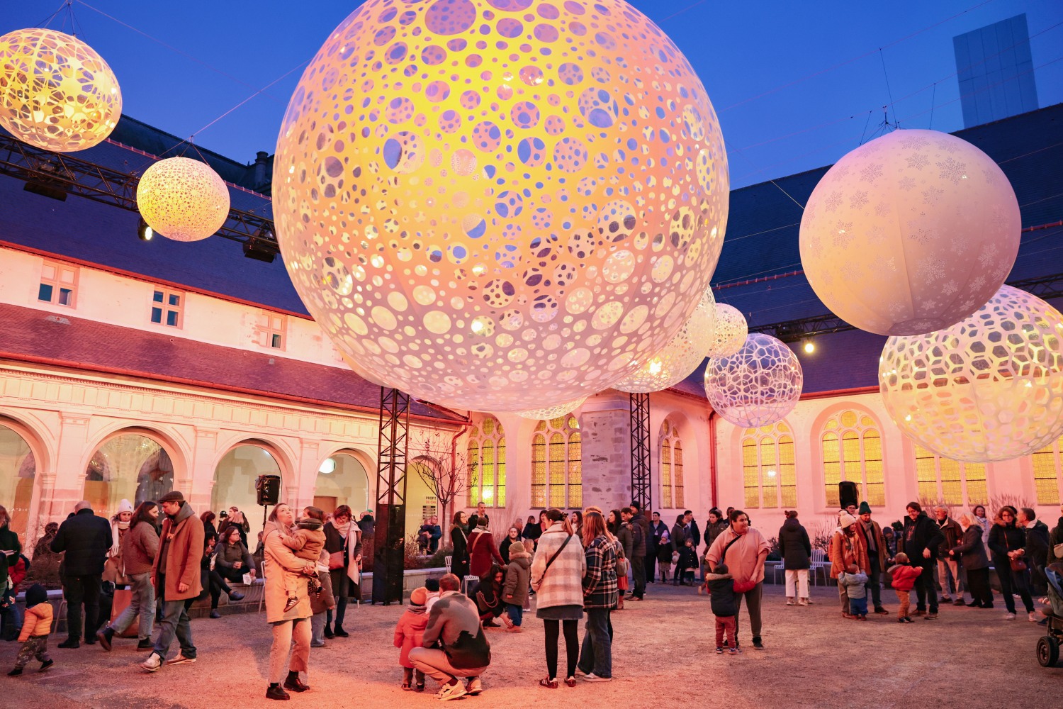 Illuminations du jardin du cloître pour l'Ouverture du cloître au cœur du Couvent des Jacobins 2025