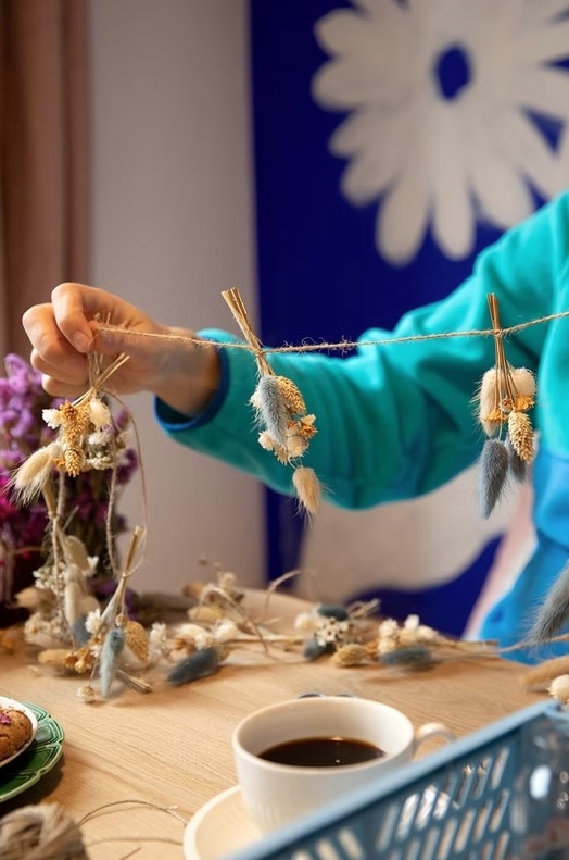 Café et guirlande chez Saison