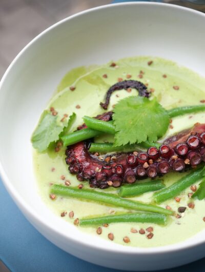 Assiette du restaurant Peska avec un plat appétissant à base de poulpe
