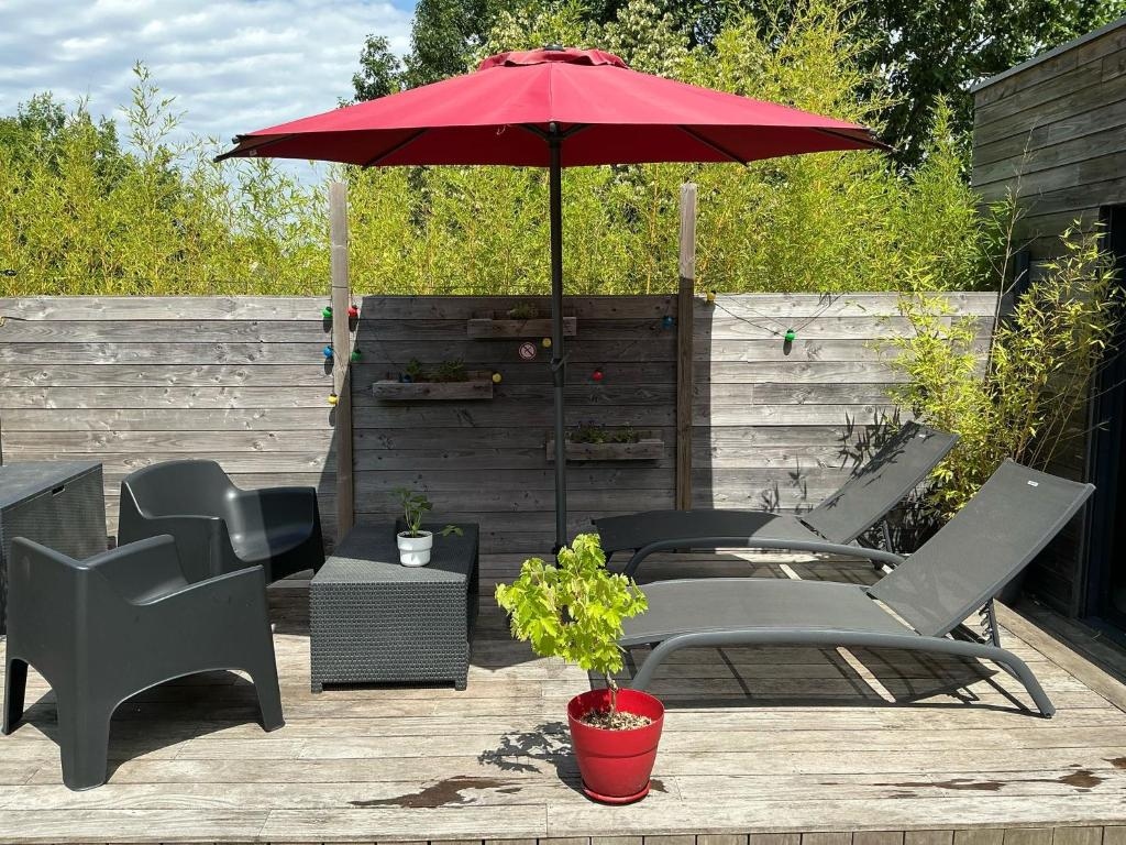 Salon et terrasse du gîte Le Loft