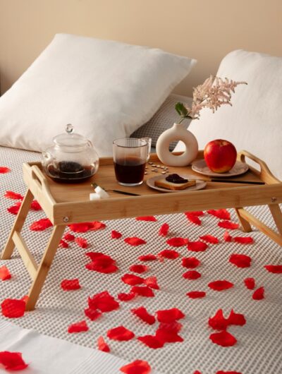 Petit-déjeuner au lit dans une love room
