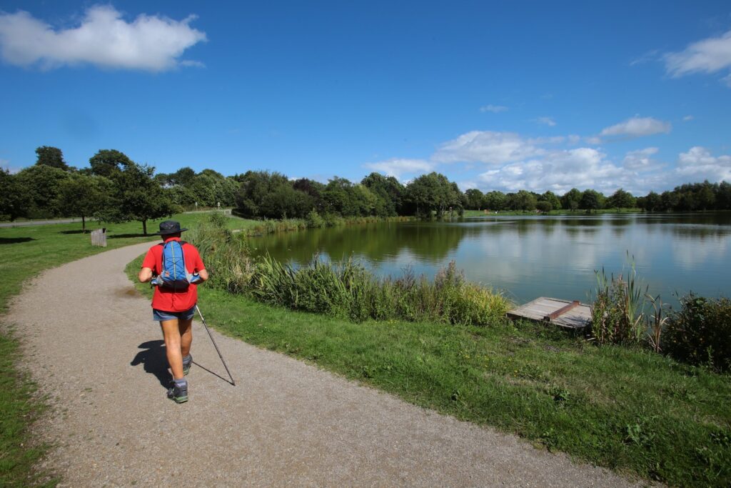 Randonneur au bord de l'étang à Bourgbarré sur le circuit de la Vayrie