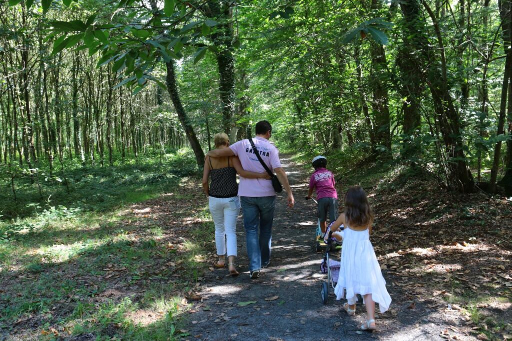 Promenade en famille dans le Bois de la Sillandais à Chavagne.
