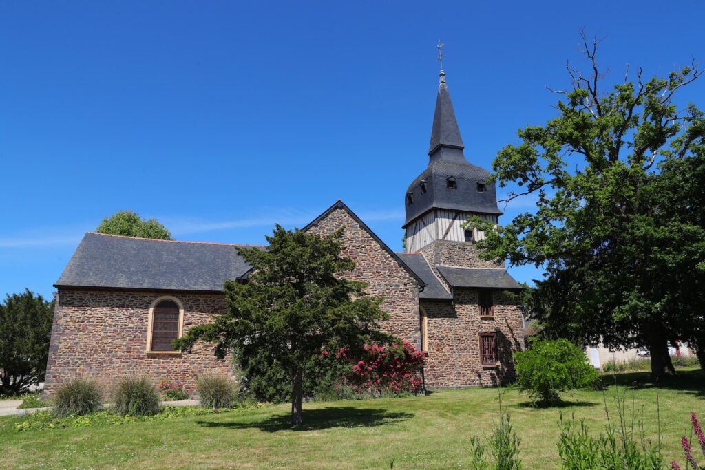 L'église Notre-Dame du Montual a été construite entre 1834 et 1837, d'après les plans de l'architecte L'Hotellier.