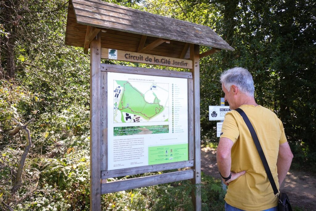 Le circuit de la cité-jardin au Rheu passe par le joli Bois de la Motte.