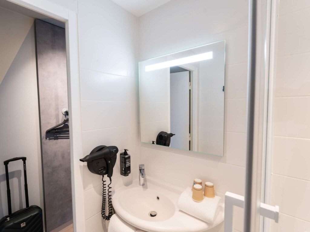 Salle de bain de l'Ibis Budget Rennes Cesson