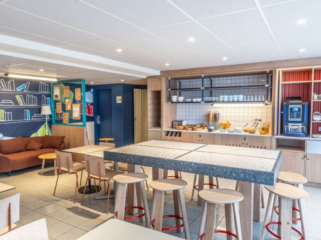Salle de restaurant de l'Ibis Budget Rennes Cesson