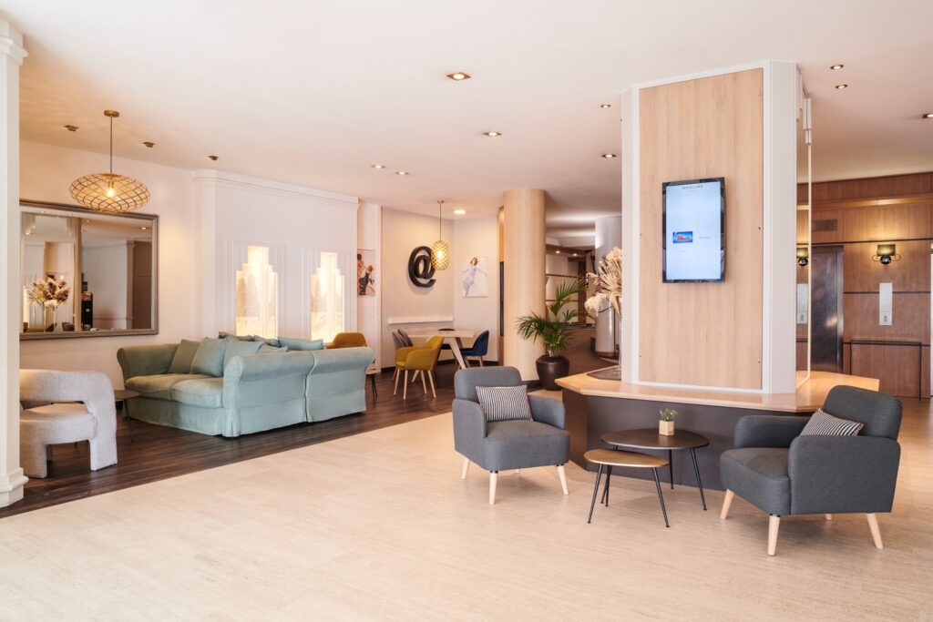 Accueil et salon du Mercure Rennes Centre Gare, à Rennes