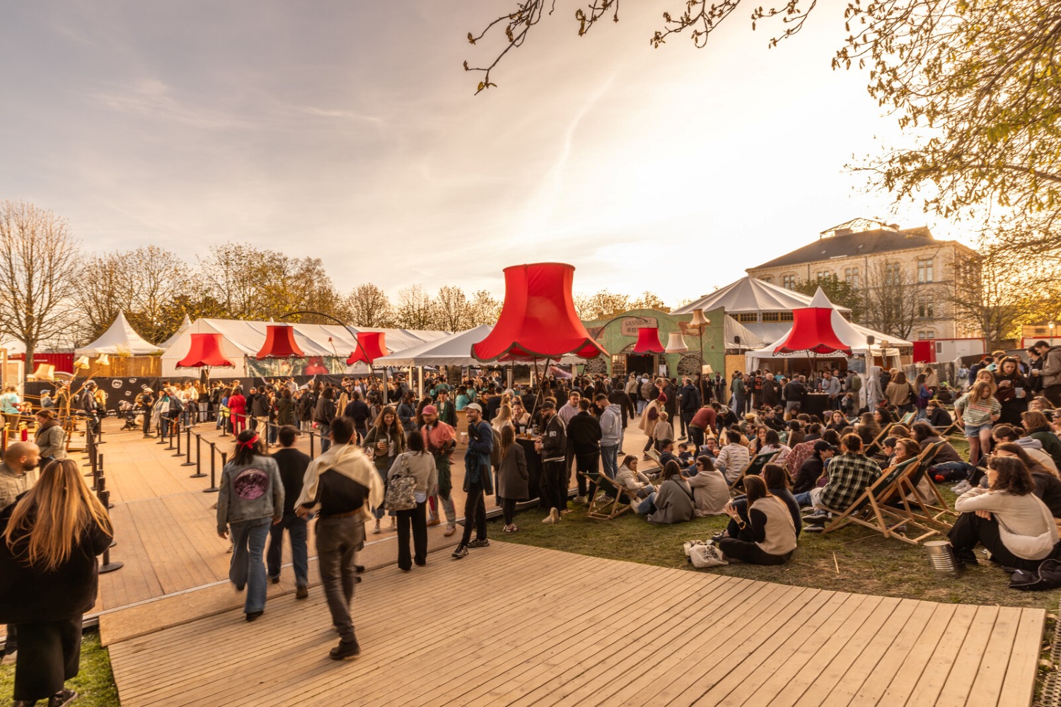 Festivaliers de Mythos au Parc du Thabor, à Rennes