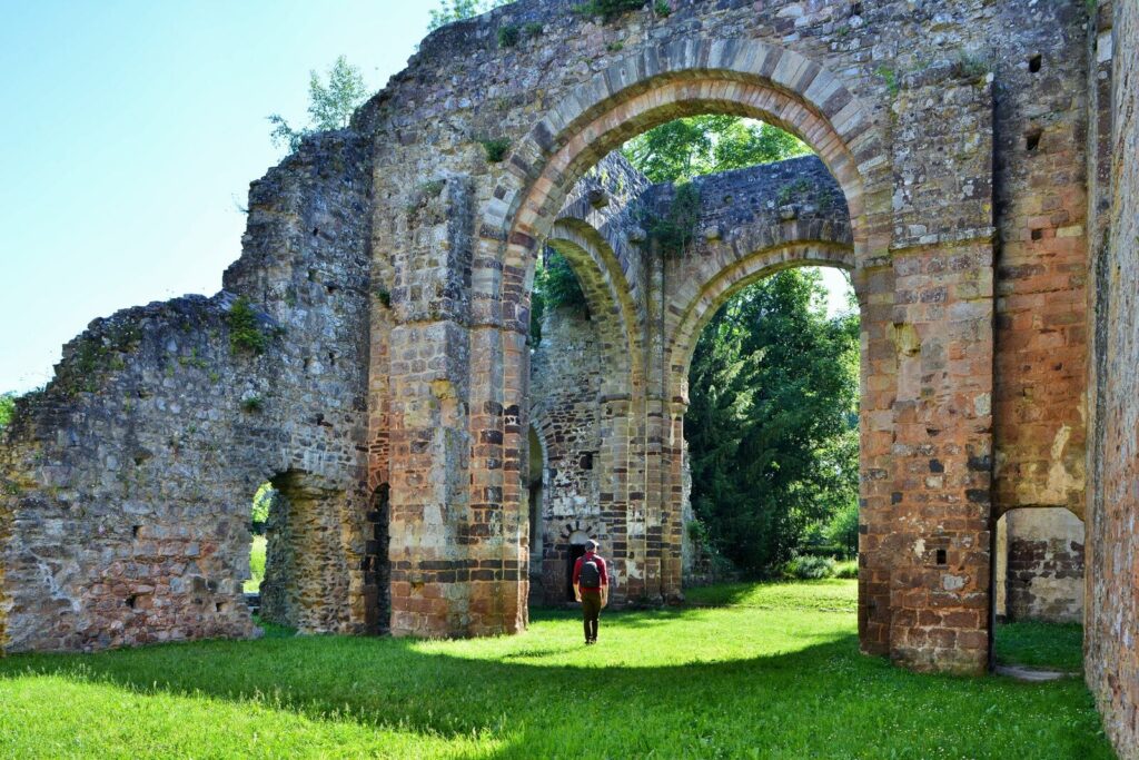 Promenade au coeur des ruines de l'abbaye de Saint-Sulpice-la-Forêt
