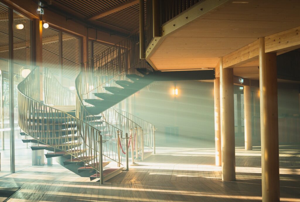 Escalier qui mène à la mezzanine de la nouvelle salle de concert du Mem