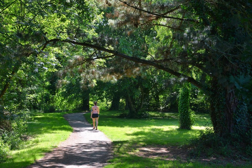 Joggeuse sur un sentier de la commune de Noyal-Châtillon-sur-Seiche