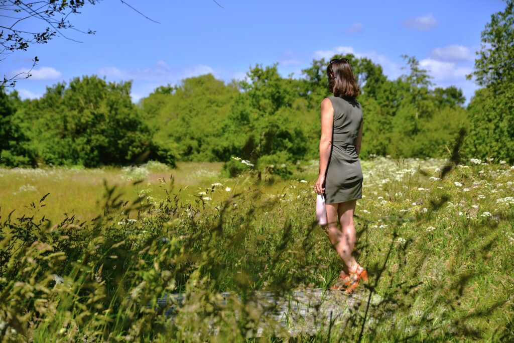 Promeneuse l'été sur le parcours pédagogique et de la renaturation du chemin creux de la Houltais.