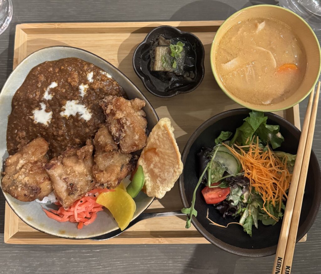 Spécialités culinaires japonaises du restaurant Sakura Ya