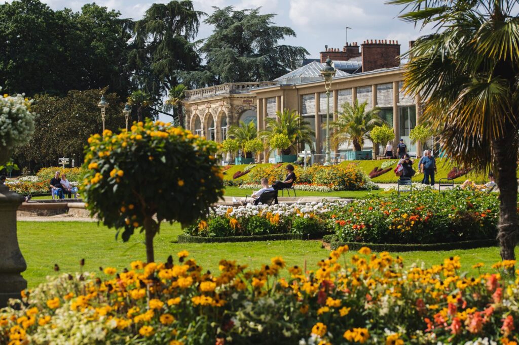 Les parterres fleuris du jardin à la française du Thabor en été