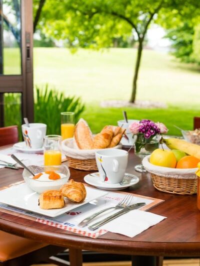 Petit-déjeuner au Brit Hôtel Le Floréal