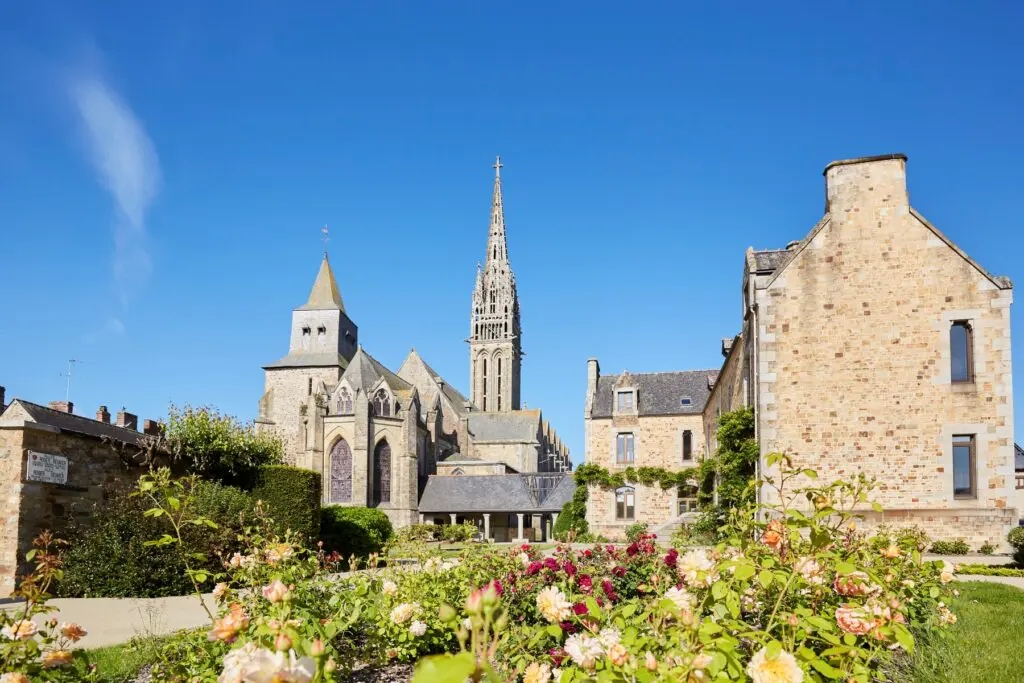 Vue sur l'église de la Guerche-de-Bretagne