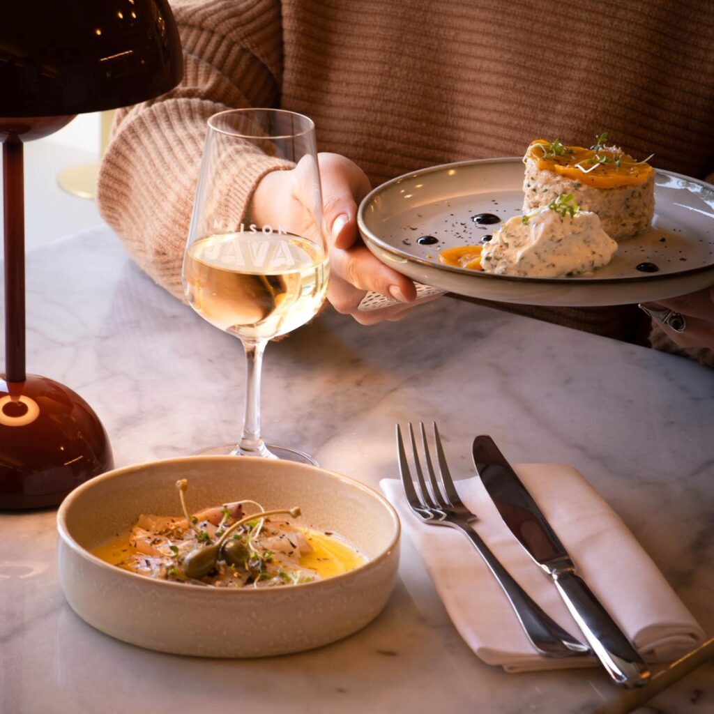 Plats et verre de vin à la Maison Java, à Rennes