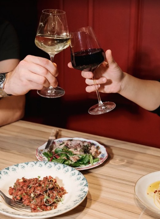 Plats et verres de vin au restaurant Mariette, à Rennes