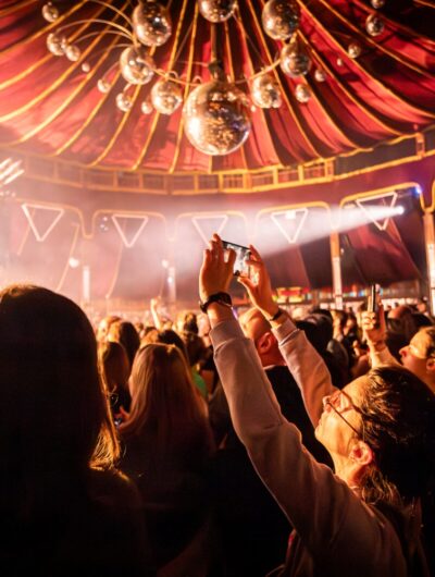 Concert sous le chapiteau de Mythos 2024, à Rennes