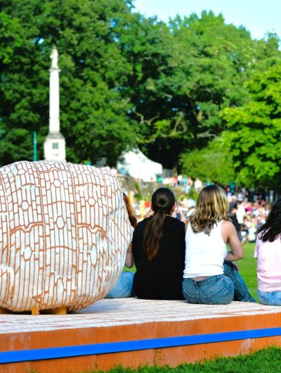 Oeuvres d'art exposée dans le jardin du Thabor à Rennes pendant le festival Exporama