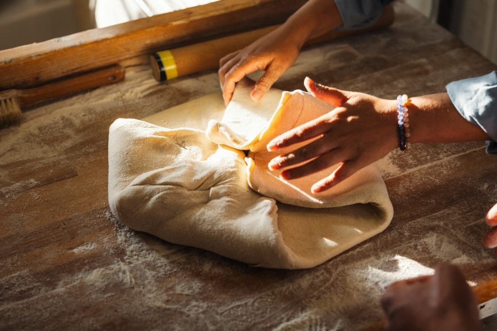 Pétrissage du kouign amann à Douarnenez, Boulangerie La Muse du Meunier,