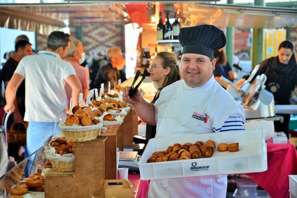 Serge Nicolazo et son équipe de la biscuiterie La Fabrique, à Chavagne, ont été sacrés rois du kouign-amann en mars 2026