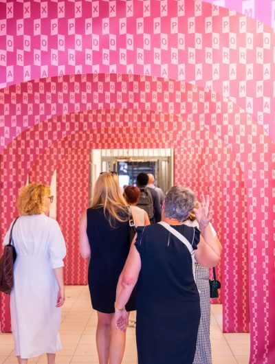 Des visiteurs entrent dans l'ancienne prison Jacques-Cartier qui accueille des expositions pendant le Festival estival Exporama