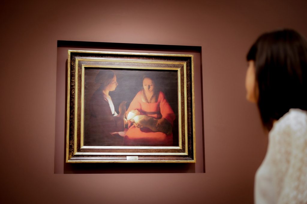 Une visiteuse contemple le chef d'oeuvre du Georges De Latour, le nouveau-né au Musée des beaux arts de Rennes