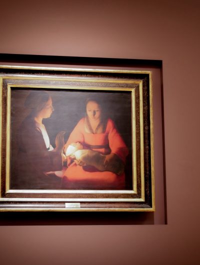 Une visiteuse contemple le chef d'oeuvre du Georges De Latour, le nouveau-né au Musée des beaux arts de Rennes
