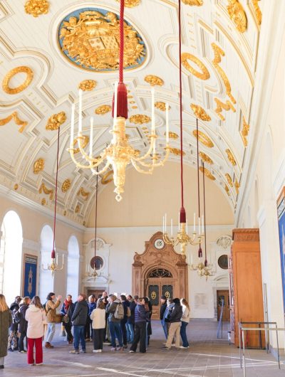 Visiteurs dans la salle des pas perdus du Parlement de Bretagne