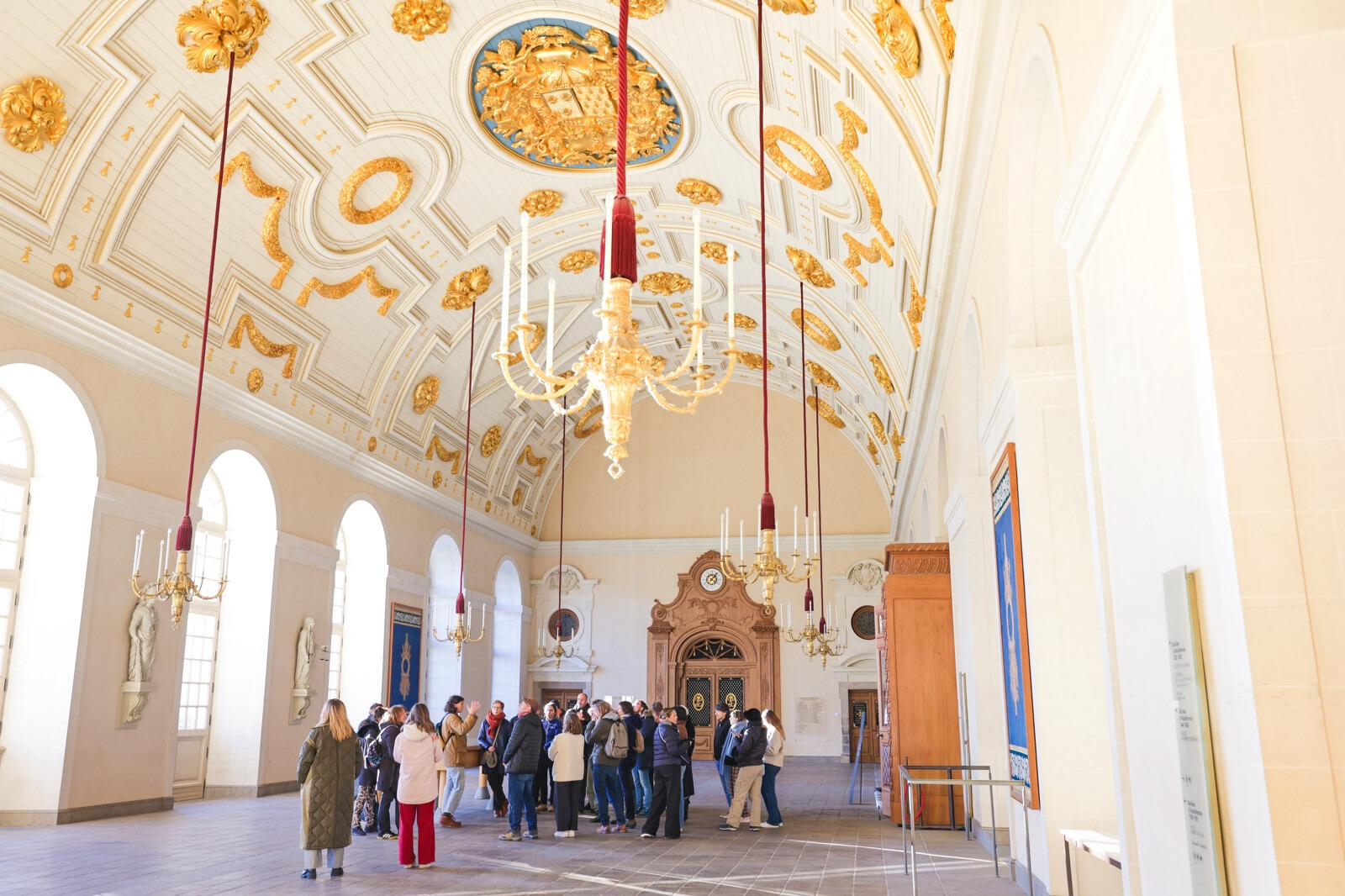 Visiteurs dans la salle des pas perdus du Parlement de Bretagne