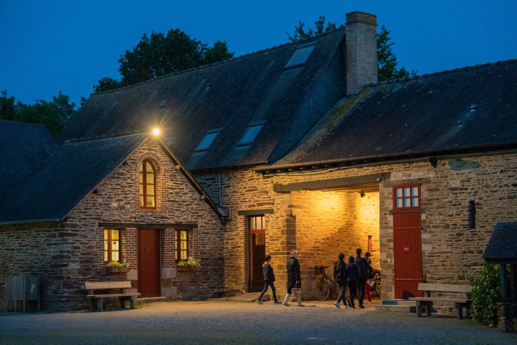 Visiteurs entrent à l'Écomusée de la Bintinais à l'occasion de la nuit européenne des musées