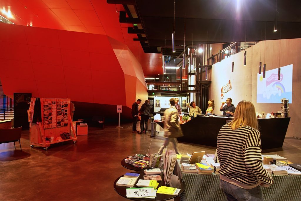 Vue du hall d'accueil et de la boutique du Franc Bretagne pendant la Nuit des musées