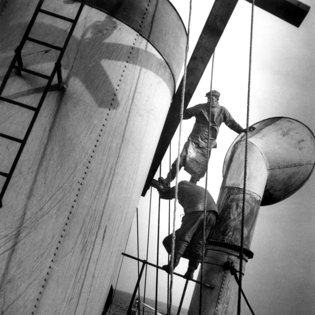 Photographie prise par Anita Conti de deux marins sur un chalutier