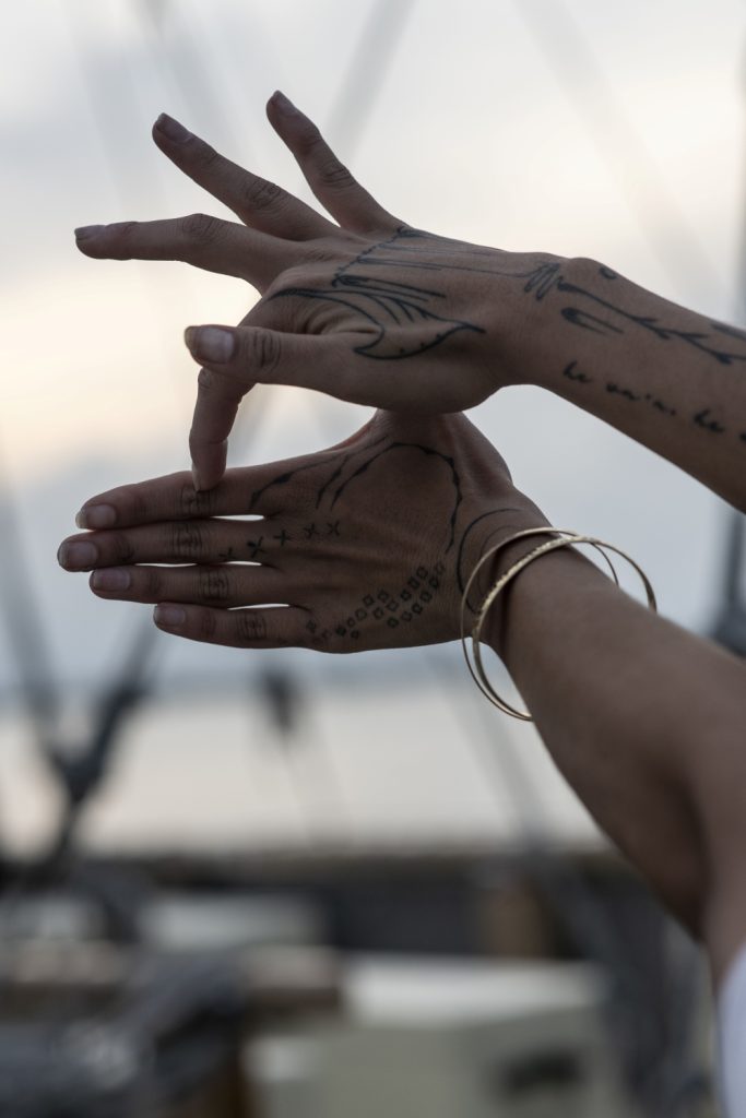 Dans le cadre de l'exposition « Jamais la mer ne s'oublie » aux Champs Libres à Rennes, photographie de mains tatouées.
