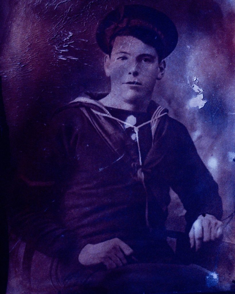 Dans le cadre de l'exposition « Jamais la mer ne s'oublie » aux Champs Libres à Rennes, photographie ancienne d'un marin.
