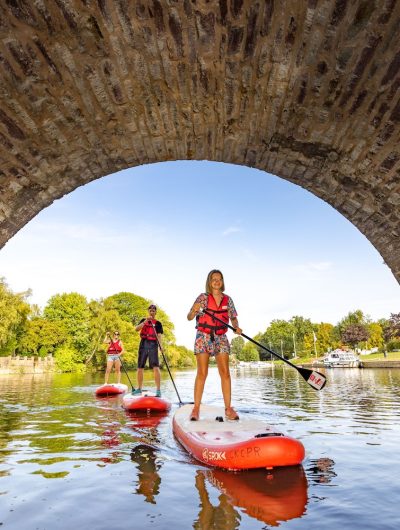 Des pratiquants de paddle passent sous le pont de Pont-Réan