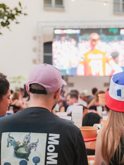 Des amis assistent à la retransmission d'un match de la Coupe du Monde au Mama Shelter